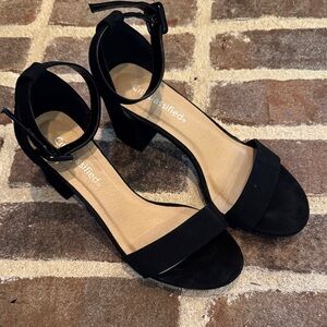 CityClassified Women's Elegant Velvet Black Block Heels size 7 1/2